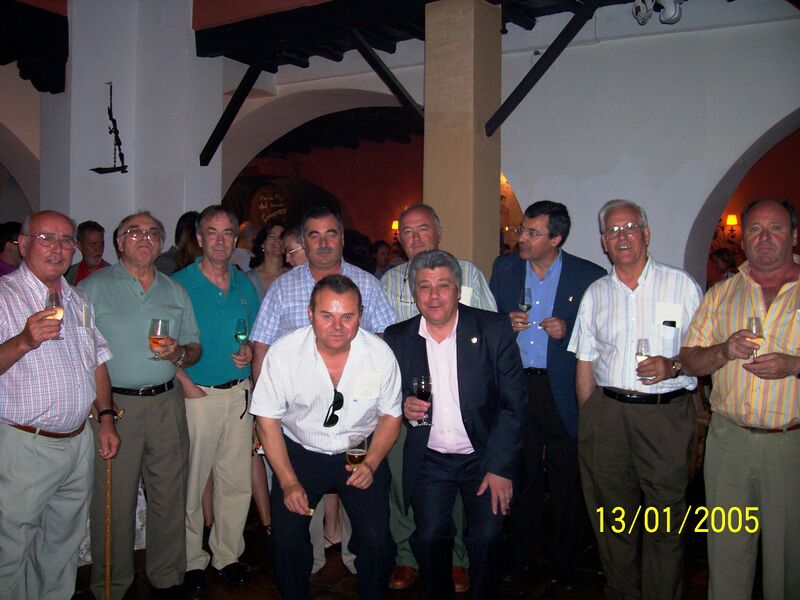 Archivo:Peña Flamenca El Mirabrás. Miembros de la Junta Directiva, con José Carmona en Bodegas Campos..JPG