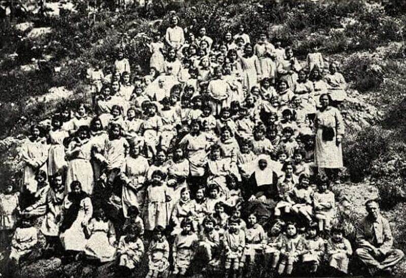 Archivo:Niñas del Hospicio invitadas a pasar unos días en el campo por la Diputación Provincial. Año 1934. .jpg