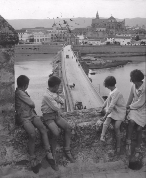 Archivo:Niños en las almenas de la Torre de la Calahorra con puente Romano y río Guadalquivir en segundo término. 1931. George Lewis.png