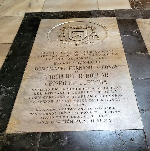 Archivo:Tumba Obispo Fernández Conde.jpeg