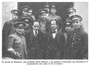 Cristóbal Girón Romera, posa con la Guardia Civil tras los acontecimientos revolucionarios de 1933 en Bujalance..png