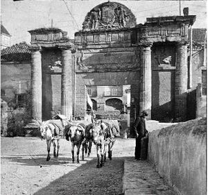 Puerta del Puente con burros hacia 1900.jpg