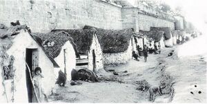 Chabolas adosadas a las murallas del Alcázar (1946).jpg