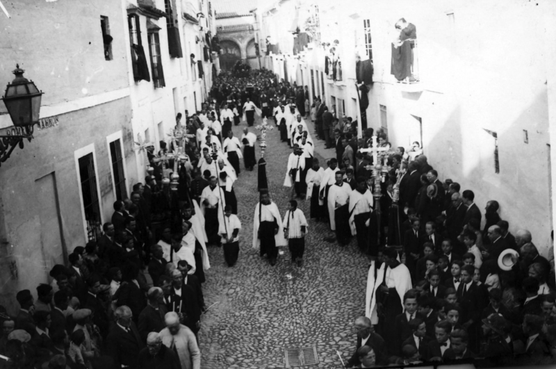 Archivo:Calle Romero Barros esperando. Entierro de Julio Romero de Torres. Museo de Bellas Artes (1930).png