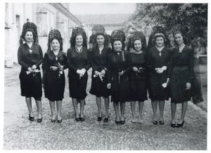 Mujeres vestidas de Mantilla (1944). Fotografía de Ricardo.jpg