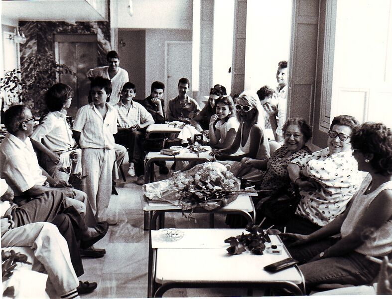 Archivo:Rafael y Gabriel, componentes del colectivo La Fiambrera, improvisan una escena ante los artistas de la Compañía de Gustavo Pérez Puig en el Gran Teatro..jpg