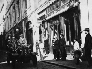 Calle Gondomar con el primer vehículo de Florentino Sotomayor.png