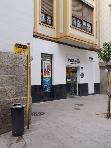 Archivo:Calle Duque de Hornachuelos. Supermercados Piedra.jpg