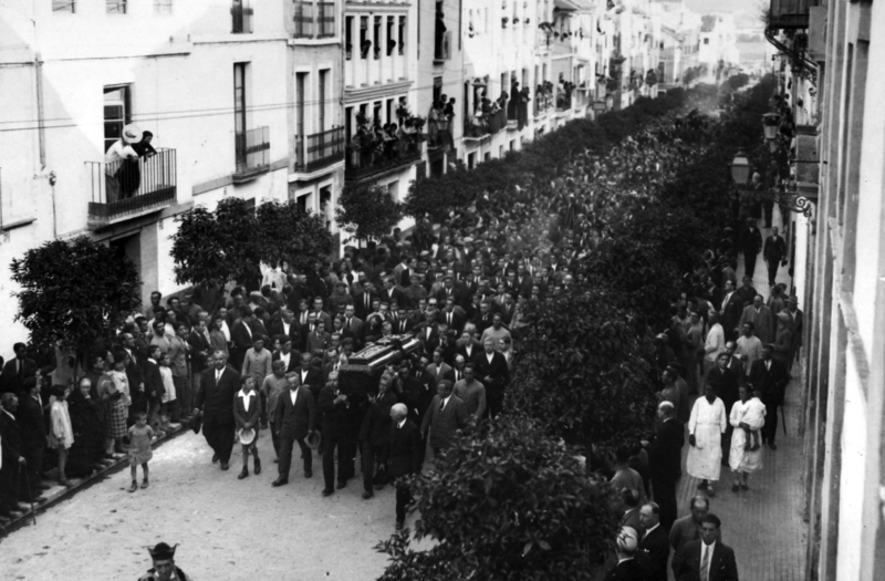 Archivo:Calle San Fernando y comitiva detrás del ataud que llena la calle. Entierro de Julio Romero de Torres. Museo de Bellas Artes (1930).png