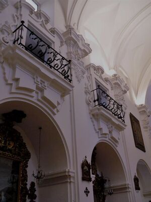 San Hipólito balcones nave.jpg