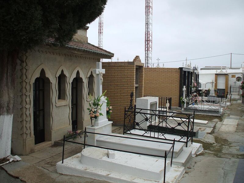 Archivo:Vista del segundo patio del cementerio (La Carlota).JPG