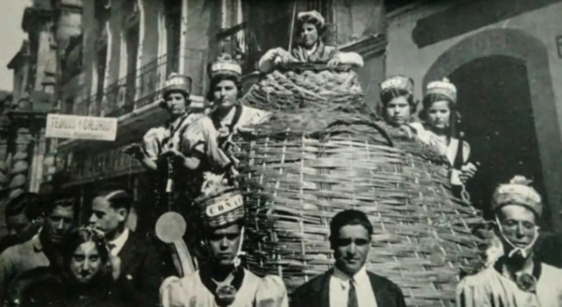 Archivo:Carroza La garrafa, premiada en el concurso celebrado el Domingo de Piñata en el Paseo de la Victoria. 1933. Carnaval.png