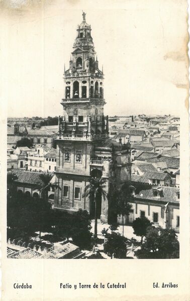 Archivo:Patio y Torre de la Catedral.jpg