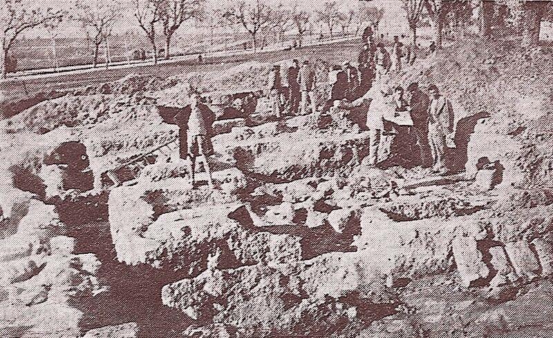 Archivo:Córdoba, excavaciones de la necrópolis hebrea hallada próxima a la Puerta de Sevilla, Foto de Santos, año 1935. .jpg
