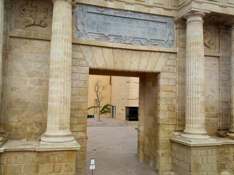 Archivo:Detalle de la puerta del Puente (3).jpg