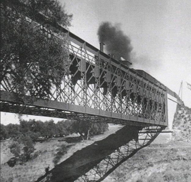 Archivo:Tren Correo por el Puente del Alamedal, a la salida de Lucena en dirección a Cabra. (1891).jpg