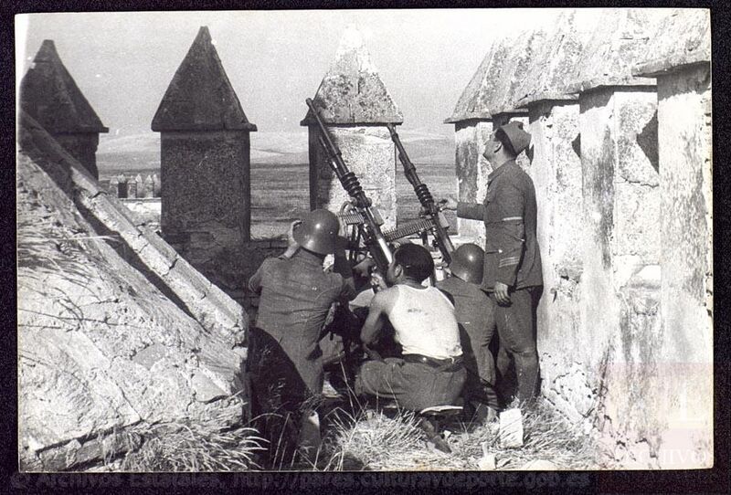 Archivo:Castillo de Torres Cabrera. Ametralladoras antiaéreas en la defensa de la toma de Espejo. Septiembre de 1936. BNE.jpg
