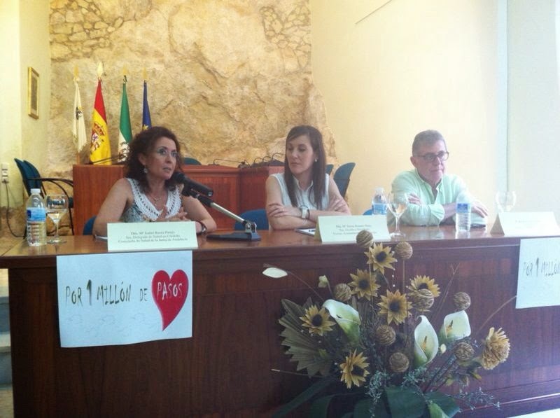 Archivo:En Ayuntamiento de Monturque junta a Delegada de Salud, --María Isabel Baena Parejo-- y a la Alcaldesa --Teresa Romero Perez-- entregando diplomas a participantes en un programa de promoción de la salud- 2016-09-22 16-00.jpeg