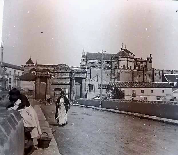Archivo:Costumbrimso en el puente Romano y la puerta del Puente (hacia 1900).jpg
