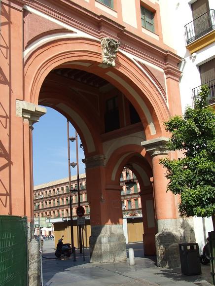 Archivo:Arco Bajo de la plaza de la Corredera.jpg