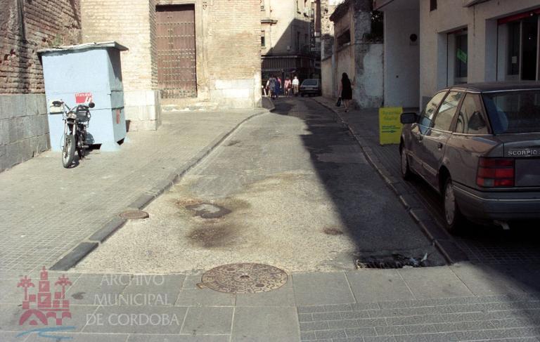 Archivo:Calle Duque de Hornachuelos con puesto asociado a la Iglesia (1997).jpeg