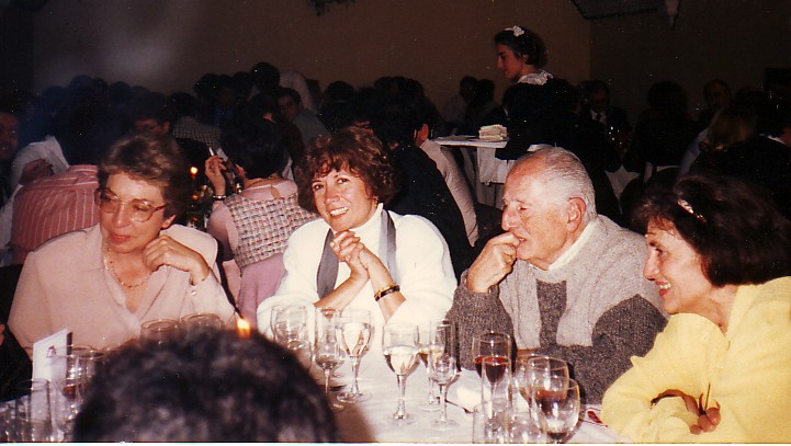 Archivo:Fiambreras de Plata 1994. Toñi Pastor y Conchi Berrios con el homenajeado Pedro Pascual y señora..jpg