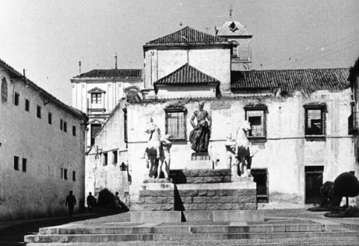 Archivo:Portada de la casa de los Condes de Priego (1970).png