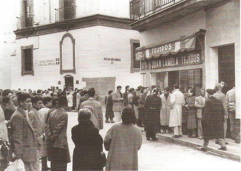 Archivo:DNIs repartidos desde la oficina de Duque de Hornachuelos (1956).jpg
