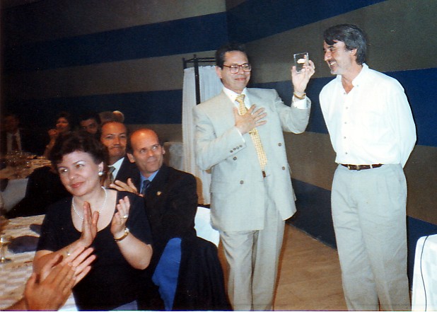 Archivo:Fiambreras de Plata 1997. El maestro Leo Brouwer, homenajeado y Alberto Álvarez de Sotomayor, miembro del jurado..jpg