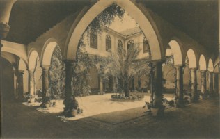 Archivo:Patio de entrada del Palacio de las Rejas de D. Gómez.jpg