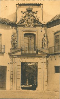 Archivo:Portada de la entrada del Palacio de las Rejas de D. Gómez.jpg