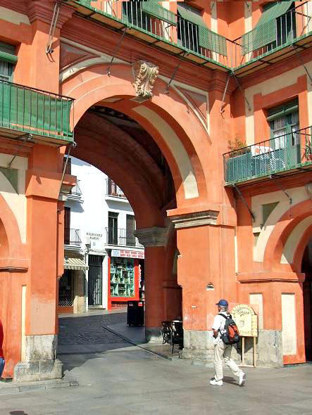 Archivo:Arco Alto de la Plaza de la Corredera (2006).jpg