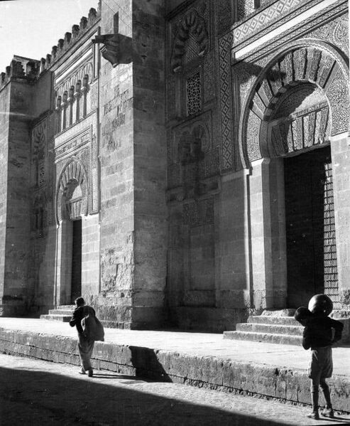 Archivo:Calle Magistral González Francés. Niños(1941)..jpg