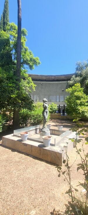 Estación de autobuses. Jardín con estatua.jpg