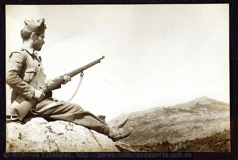 Archivo:Ofensiva de Córdoba (1936). Soldado oteando el horizonte.jpg