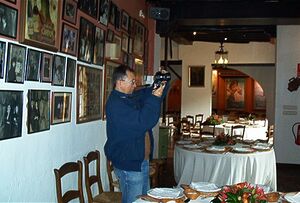 Justo inmortalizando Carteles de Bodegas Campos.jpg