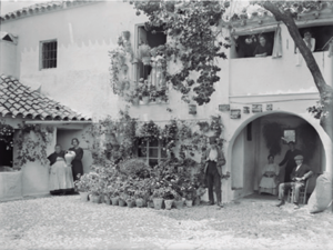 Patio cordobés hacia 1920.png
