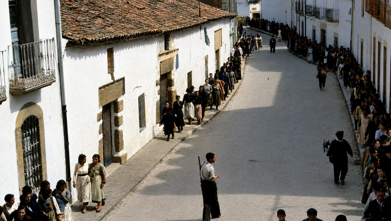 Archivo:Mujeres en Pozoblanco se dirigen hacia el Ayuntamiento. 2 de septiembre de 1936. Coloreada (Cordobapedia).png