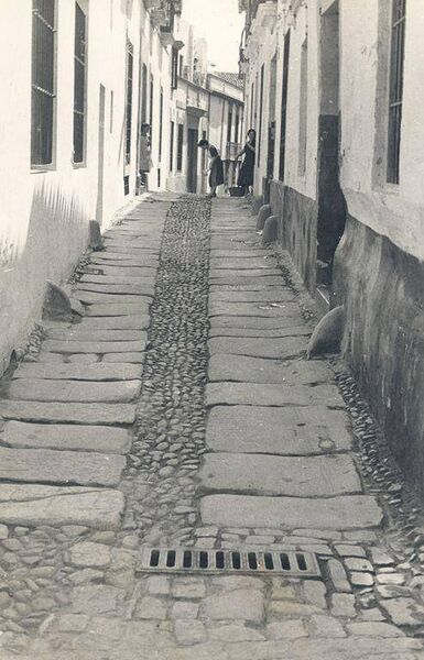 Archivo:Calle Pompeyos (años 70).jpg
