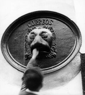 Buzón con forma de cabeza de león de las antiguas oficinas de Correos.