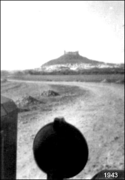 Archivo:Vista lejana de Almodóvar del Río desde la carretera de Córdoba (1943).jpg