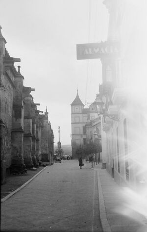 Calle Torrijos. (1934) con farmacia de la Catedral.jpg