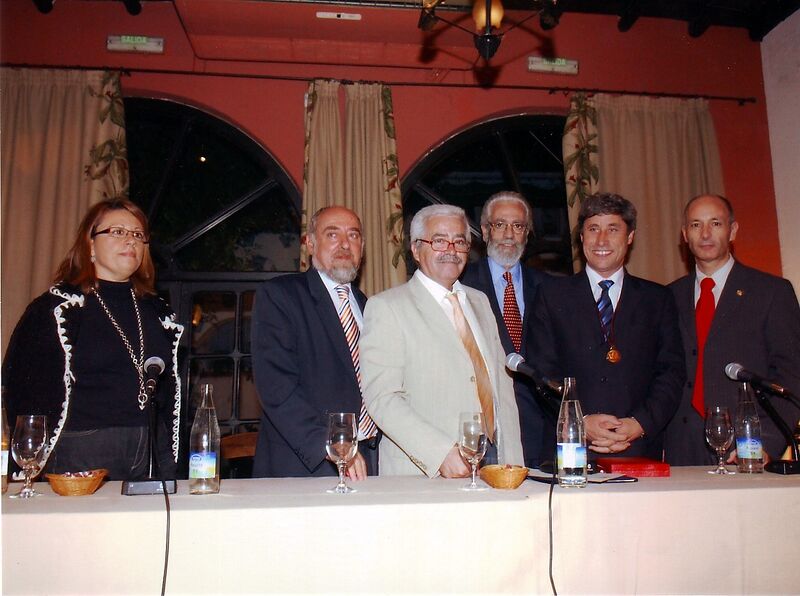 Archivo:Francisco Pulido, presidente de la Diputación de Córdoba, con algunos directivos del Ateneo tras recibir la Medalla de Oro de la institución. (21.10.2006).jpg