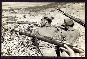 Ofensiva de Córdoba. Soldados parapetados apuntando (1936).jpg