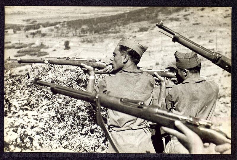 Archivo:Ofensiva de Córdoba. Soldados parapetados apuntando (1936).jpg