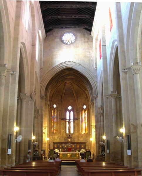 Archivo:Interior de la iglesia de Santa Marina I.JPG