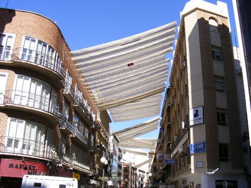 Toldos veraniegos sobre la calle Concepción de Córdoba