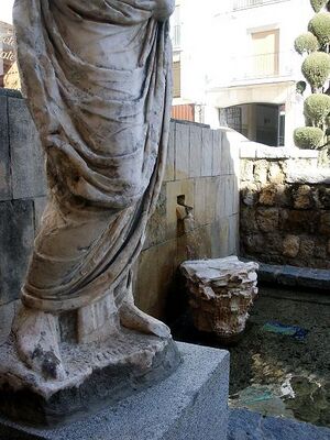 Fuente de la plaza Séneca (detalle).jpg
