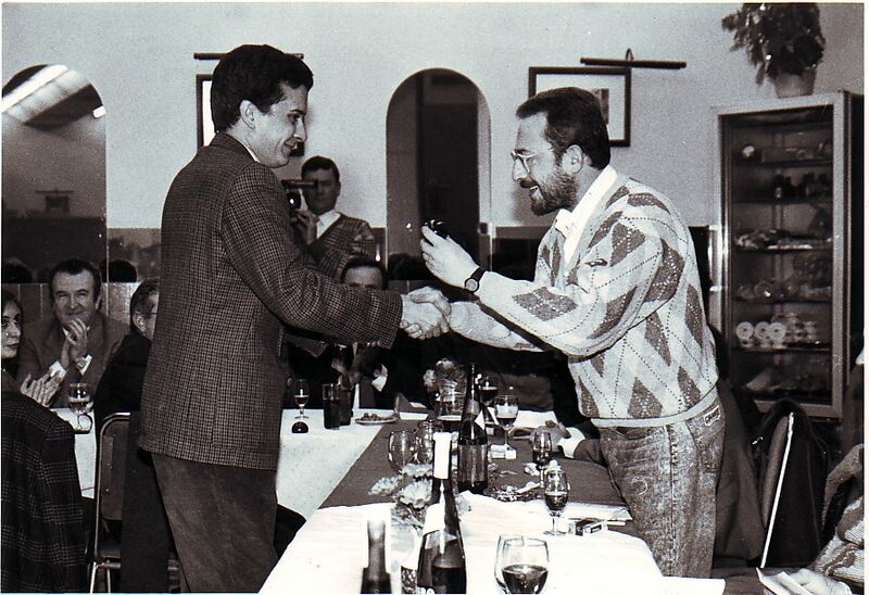 Archivo:El periodista Jesús Cabrera recibe la Fiambrera de Plata del periodista Rafael Zubieta (9.12.1988).jpg