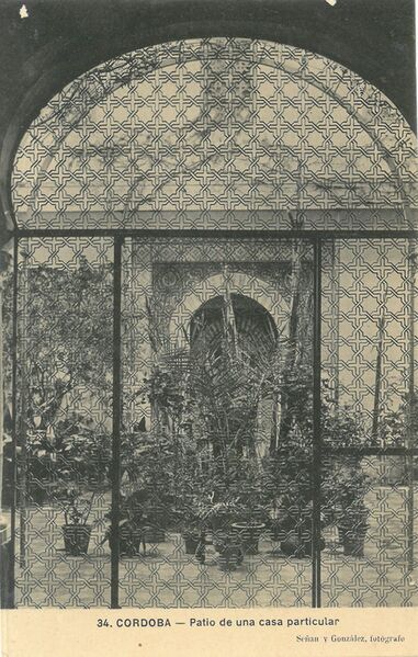 Archivo:Patio de una casa particular.jpg